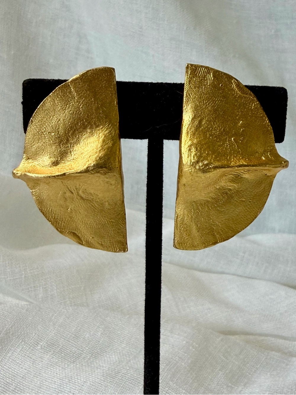 Vintage Carol Dauplaise Gold Textured Abstract Leaf Clip On Earrings 80s